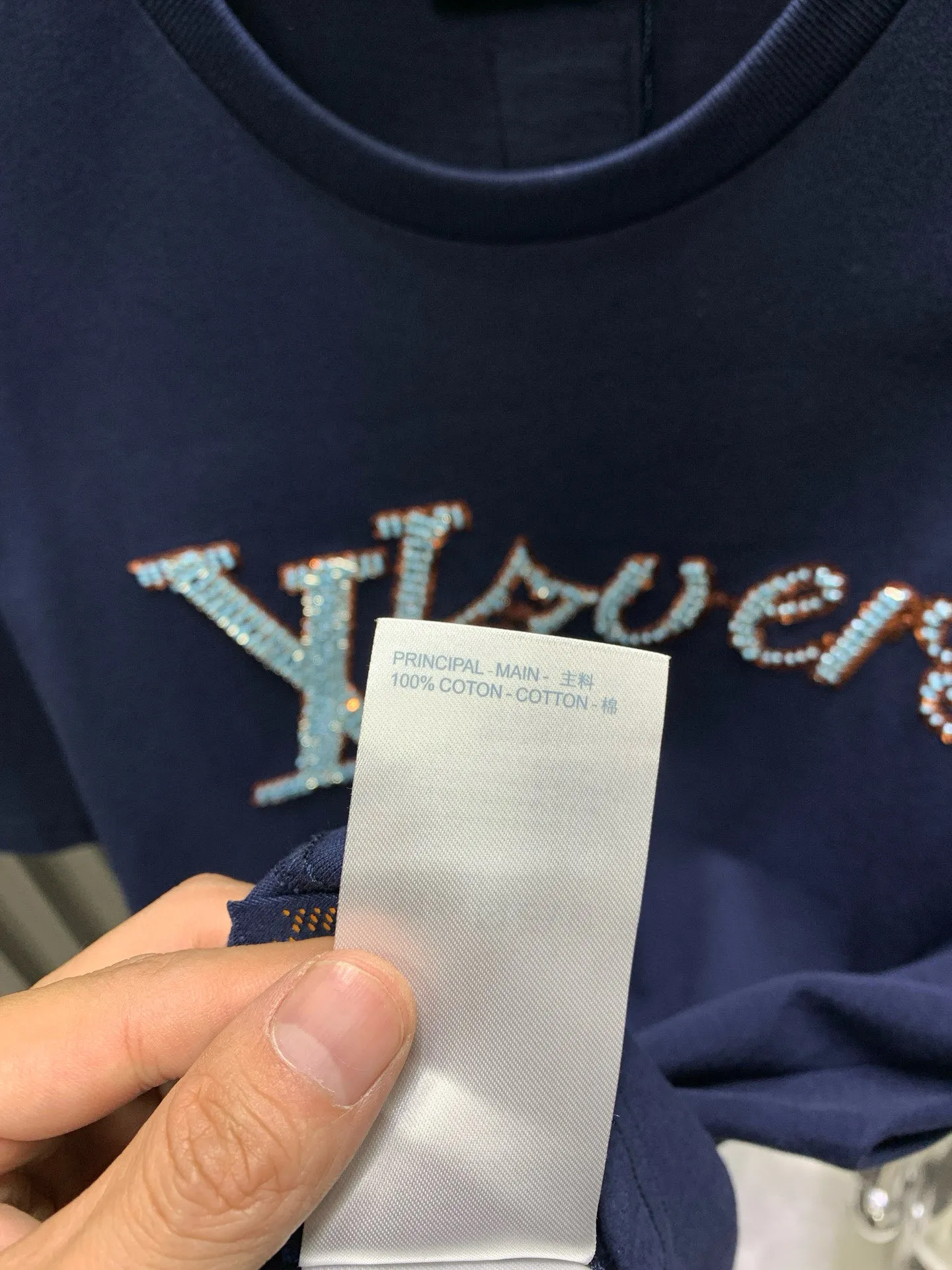 🅿️240 🀄️ Louis Vuitton 1V 2025 new hand-beaded embroidered short-sleeved T-shirt 40S pure cotton plain 100% cotton fabric 280g This T-shirt is made of soft cotton and uses beaded embroidery to express the 1V Lovers logo. It can inject an elegant atmosphere into daily looks. The fabric has good breathability and sweat permeability and can absorb sweat and micro-perspiration from human skin. It is more comfortable to wear in summer without sticking to the human body, and truly achieves breathable and sweat-absorbing effects. Sequin embroidery is also called bead embroidery or sequin embroidery. It is a type of embroidery machine. Materials with a hard texture, flat surface and high smoothness are selected to place the sequins on the fabric in the specified direction. At the same time, the embroidery needle pierces the fabric at the center of the sequins to fix the position of the sequins. The beaded part has a protruding three-dimensional surface, forming a full, embossed and undulating effect. The three-dimensional texture beads that add patterns are dyed with the original color to create a gradient beading effect. The color effect is saturated and bright, covering the entire surface and achieving the original effect. The number of particles is clear, and the overall three-dimensional effect is outstanding.